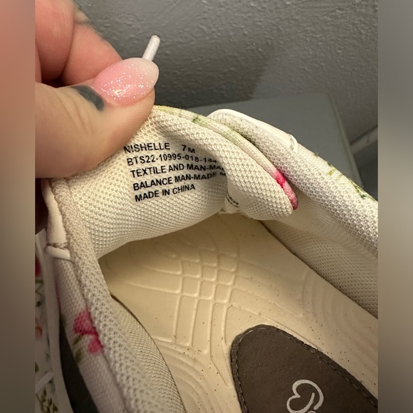 BareTraps NISHELLE Women's Casuals sneakers white floral sneakers size 7 - Picture 6 of 7